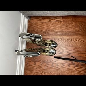 Burberry rain boots  (NOT BURBERRY OR A REPLICA)